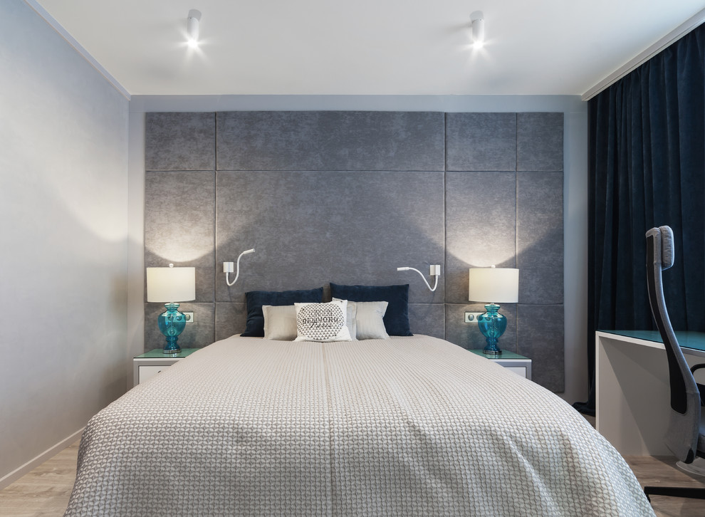エカテリンブルクにある中くらいなコンテンポラリースタイルのおしゃれな主寝室 (グレーの壁、ラミネートの床、茶色い床)