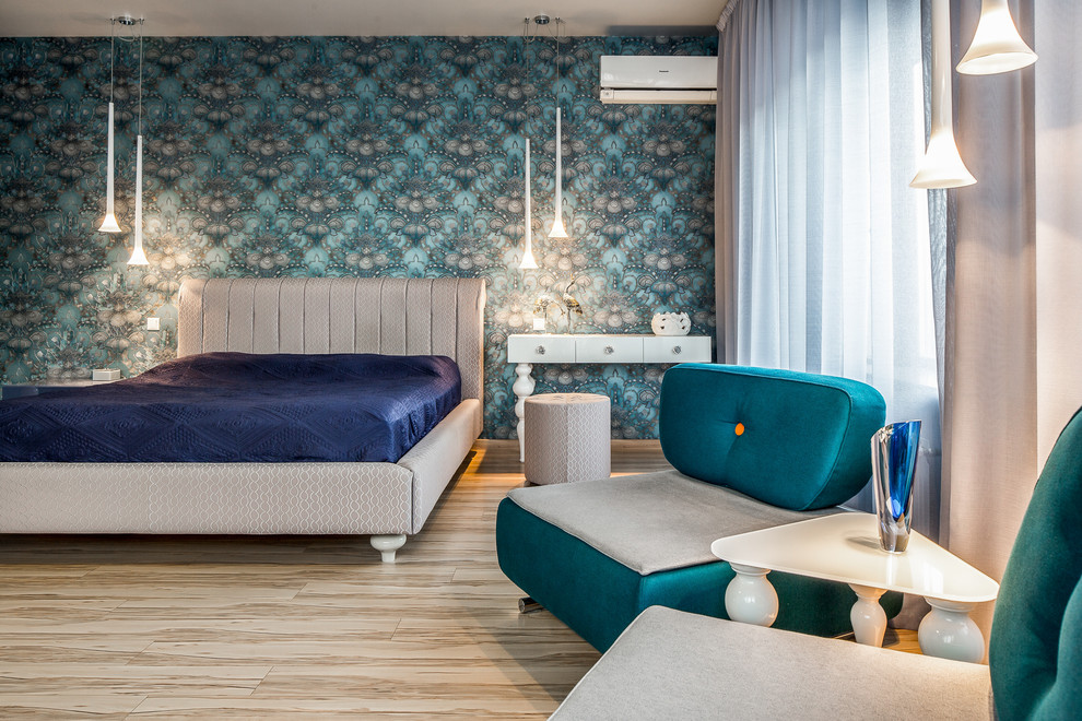 Источник вдохновения для домашнего уюта: хозяйская спальня в современном стиле с синими стенами и светлым паркетным полом