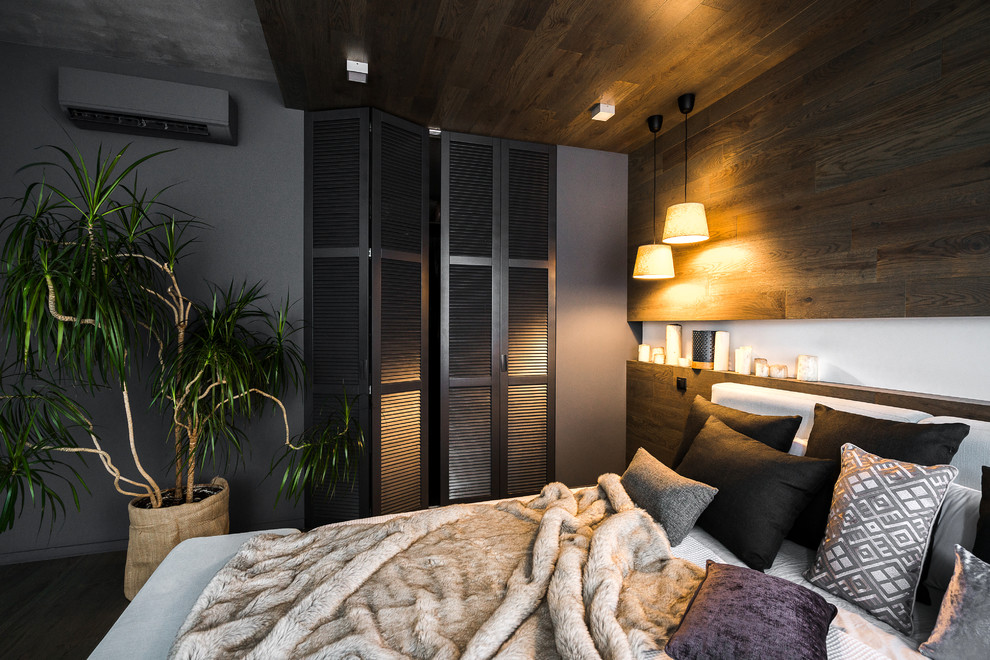 Источник вдохновения для домашнего уюта: большая хозяйская спальня в скандинавском стиле с коричневыми стенами, паркетным полом среднего тона и коричневым полом без камина