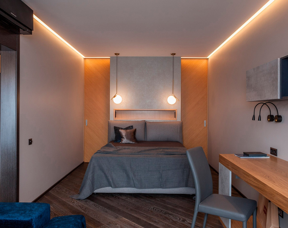 Imagen de dormitorio principal contemporáneo con paredes grises, suelo de madera oscura y suelo gris