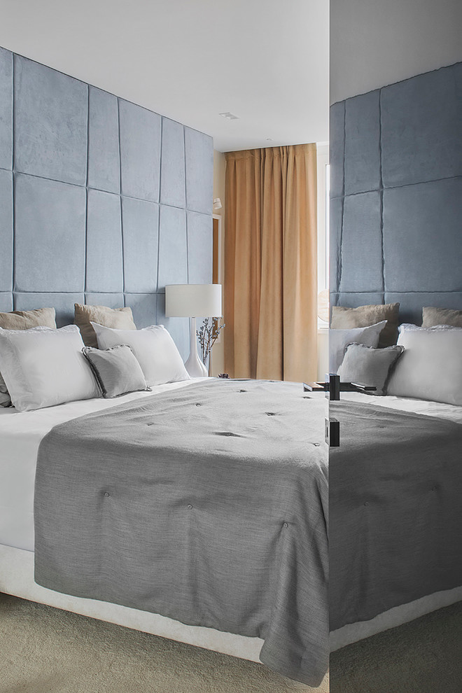 Источник вдохновения для домашнего уюта: хозяйская спальня в современном стиле с ковровым покрытием и бежевым полом