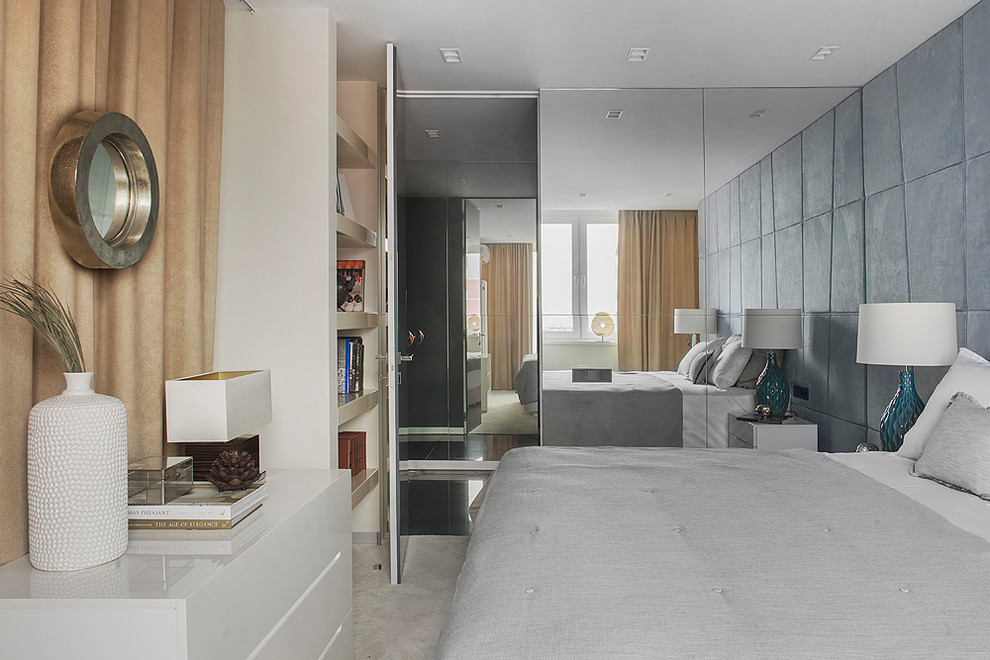 На фото: хозяйская спальня в современном стиле с серыми стенами, ковровым покрытием и бежевым полом