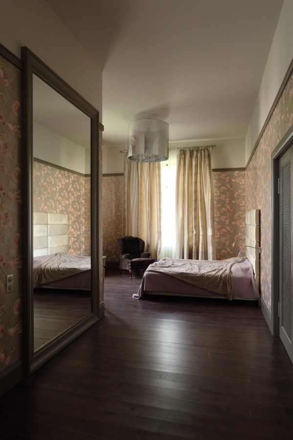 Зеркало в спальне - варианты расположения в интерьере, особенности выбора, рекомендации дизайнеров