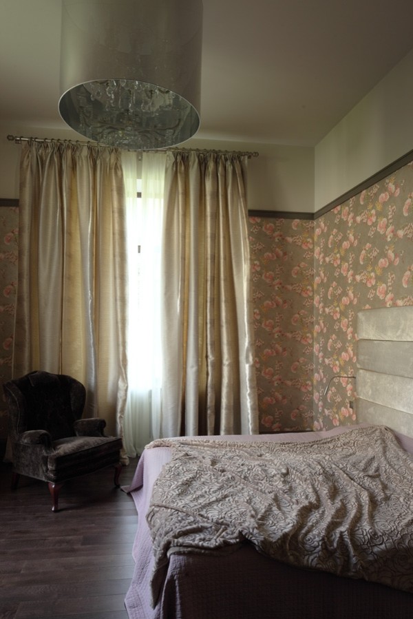 This is an example of a bohemian bedroom in Moscow.