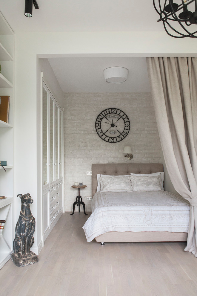 Свежая идея для дизайна: спальня в стиле фьюжн с зонированием шторами - отличное фото интерьера