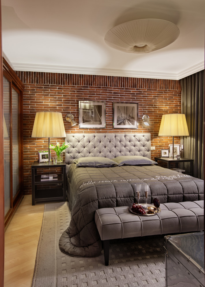 Immagine di una camera matrimoniale eclettica con pareti marroni e parquet chiaro