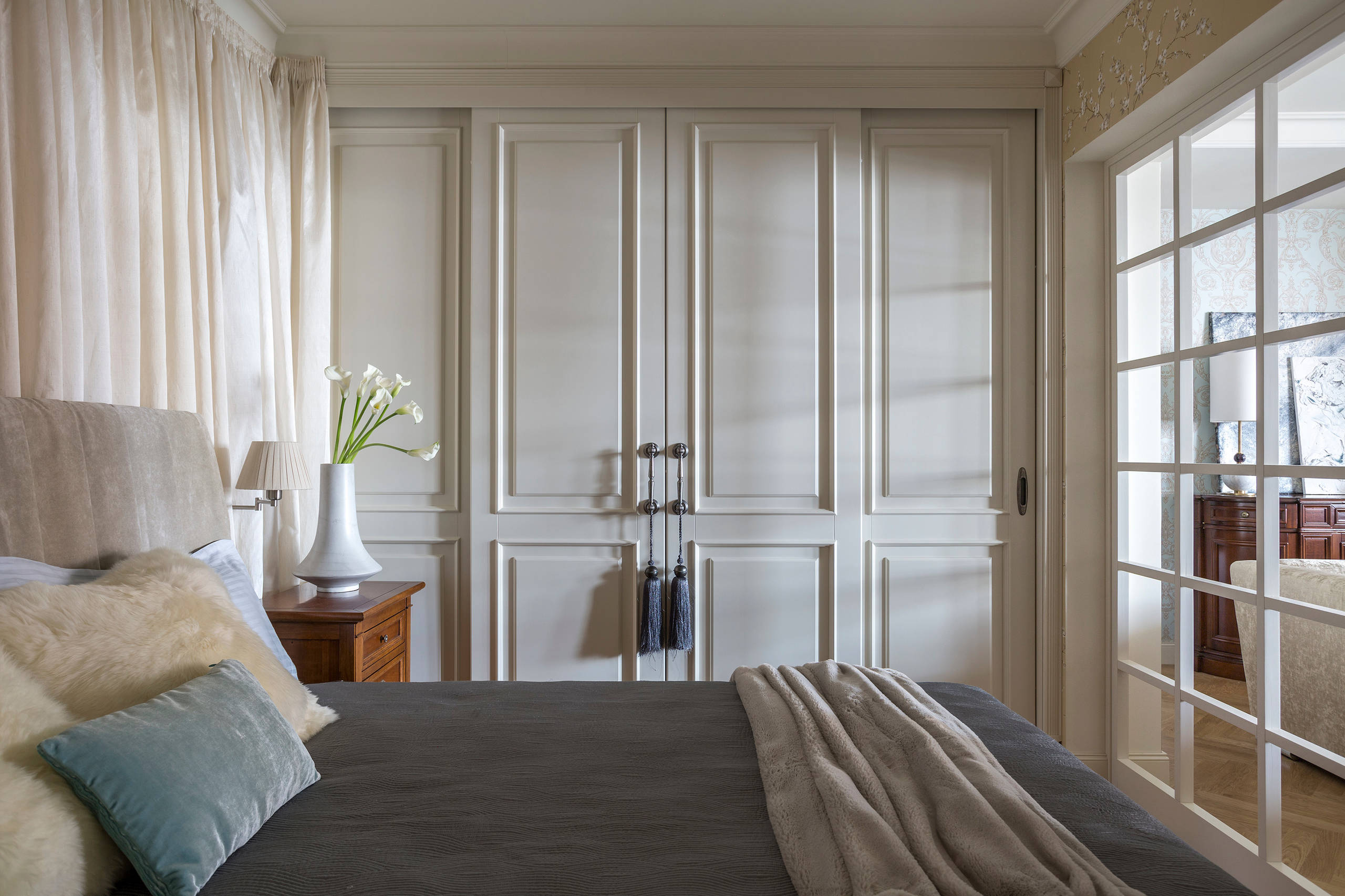 Дизайн, интерьер и зонирование спальни с двумя окнами на разных стенах (60+ фото)