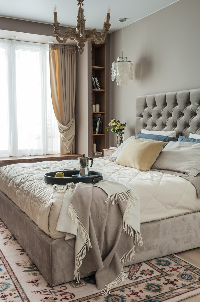Свежая идея для дизайна: хозяйская спальня в стиле неоклассика (современная классика) с серыми стенами, светлым паркетным полом и бежевым полом - отличное фото интерьера