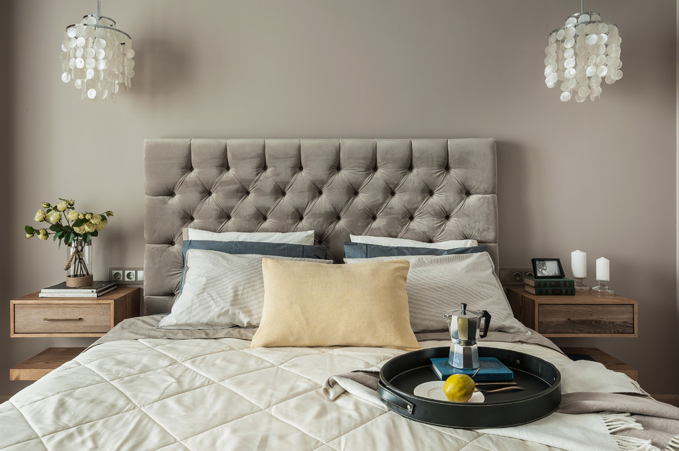 Пример оригинального дизайна: хозяйская спальня в стиле неоклассика (современная классика) с серыми стенами