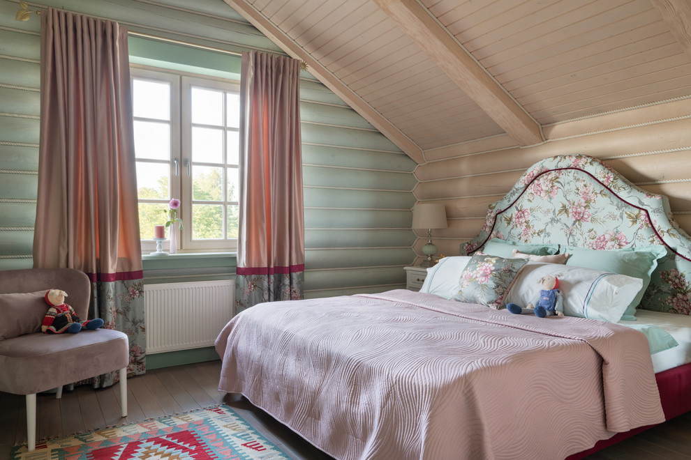 Imagen de dormitorio de estilo de casa de campo con paredes verdes, suelo de madera en tonos medios y suelo marrón
