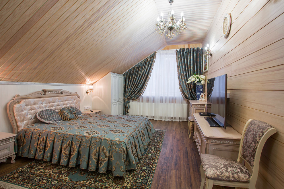Diseño de dormitorio principal romántico de tamaño medio con paredes beige, suelo de madera oscura y suelo marrón
