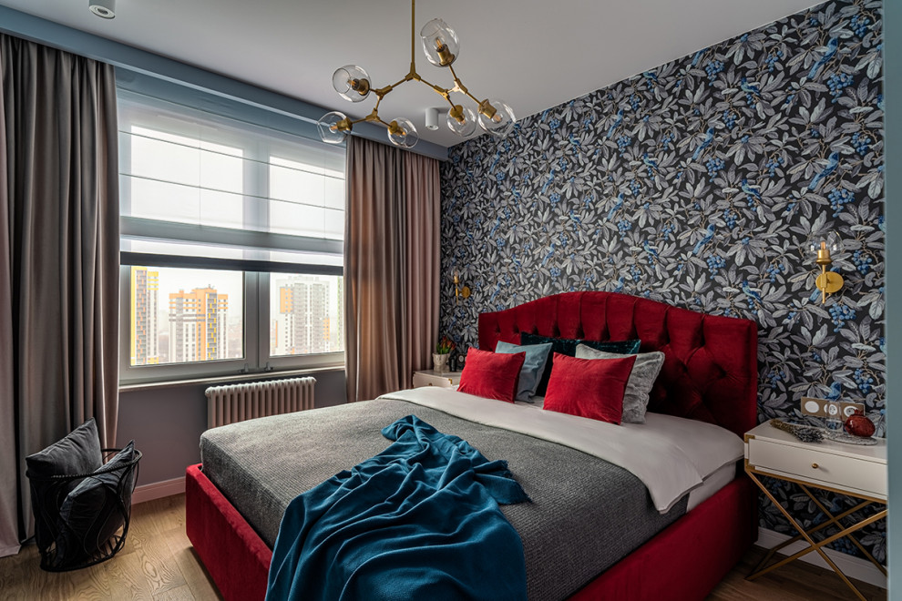 Modernes Schlafzimmer mit hellem Holzboden in Moskau