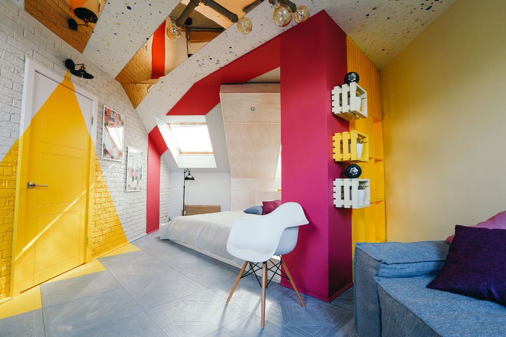 Foto di una camera da letto minimal con pareti multicolore