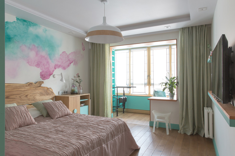 Diseño de dormitorio principal actual de tamaño medio sin chimenea con paredes blancas y suelo de madera clara