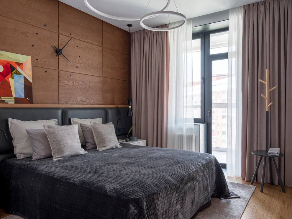 На фото: хозяйская спальня в современном стиле с коричневыми стенами, паркетным полом среднего тона и коричневым полом с
