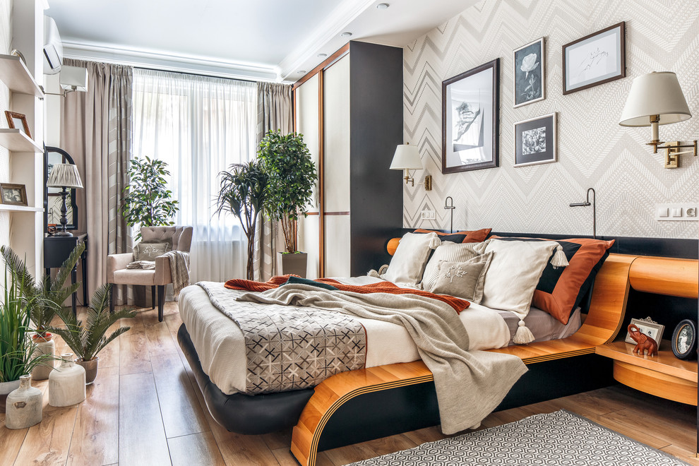 Imagen de dormitorio principal tradicional renovado de tamaño medio con paredes beige, suelo laminado y suelo beige