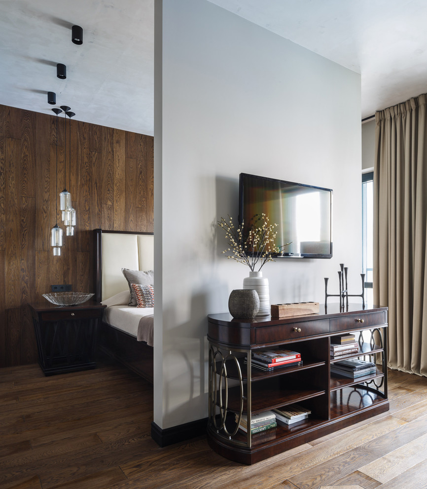 Diseño de dormitorio principal contemporáneo con paredes marrones, suelo de madera en tonos medios y suelo marrón