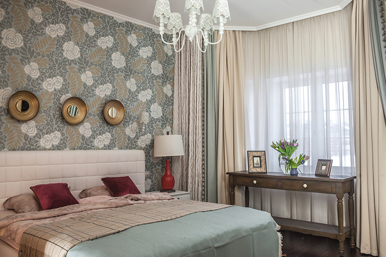 На фото: хозяйская спальня в современном стиле с разноцветными стенами