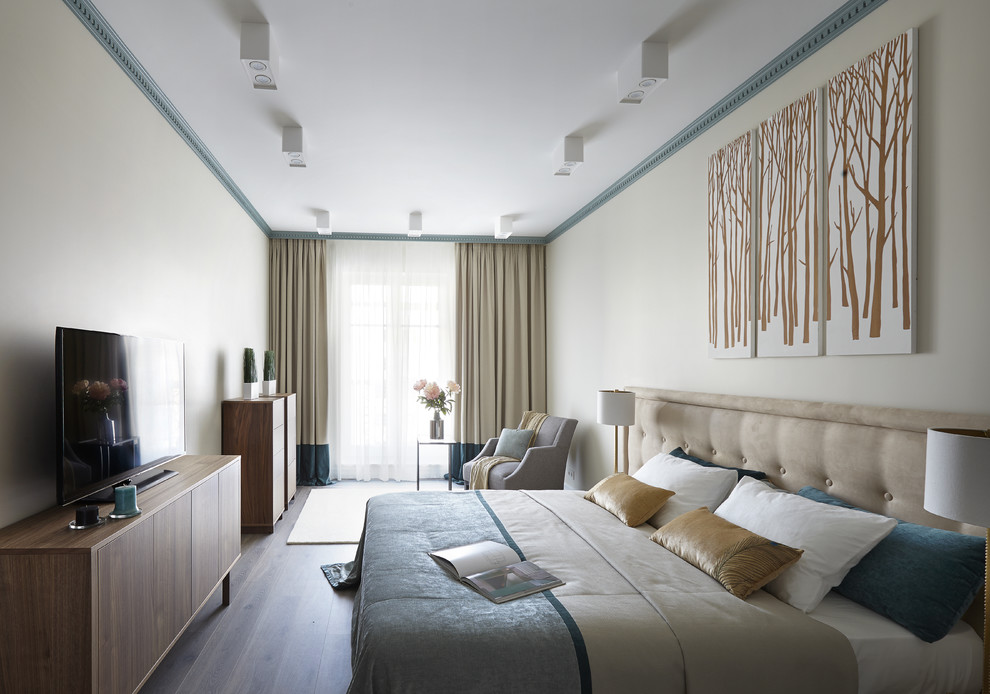 Imagen de dormitorio principal actual con paredes beige y suelo de madera oscura
