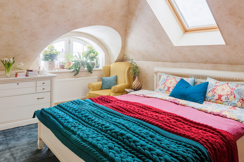 Стильный дизайн: хозяйская спальня в стиле неоклассика (современная классика) с бежевыми стенами - последний тренд