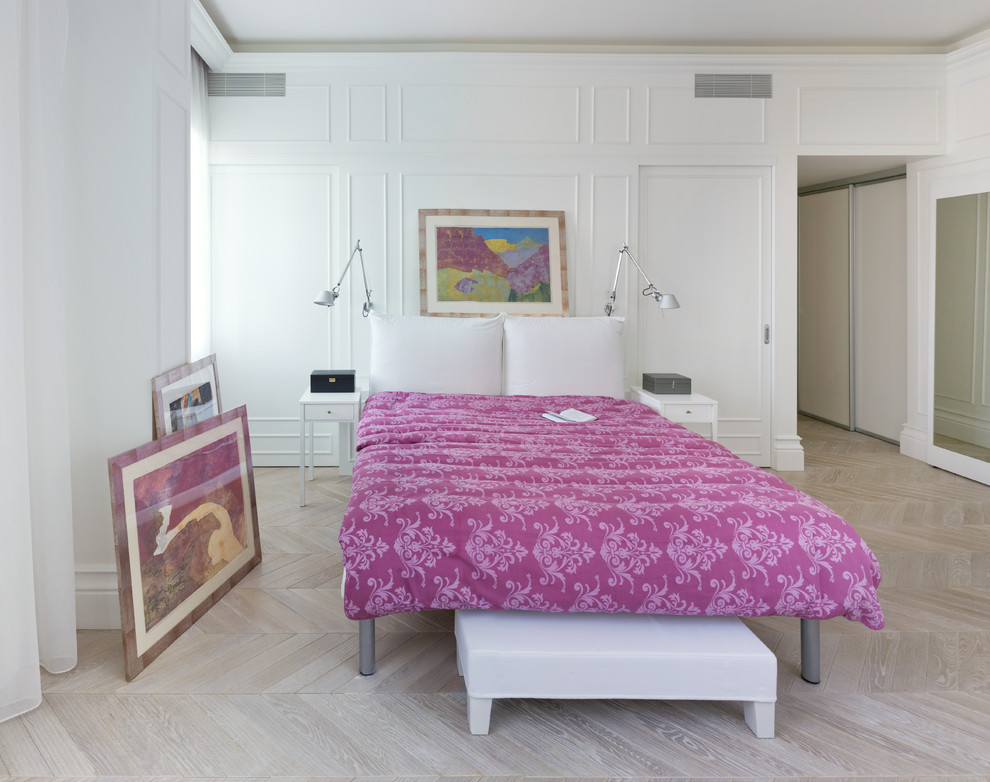 Источник вдохновения для домашнего уюта: хозяйская спальня в современном стиле с белыми стенами, светлым паркетным полом и бежевым полом