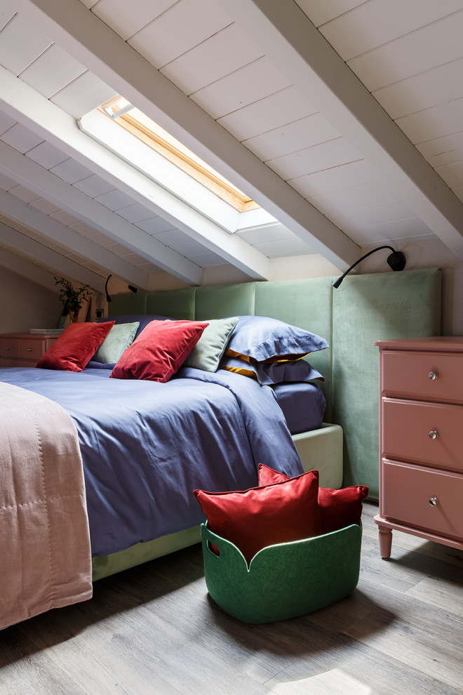 Ispirazione per una piccola camera da letto stile loft mediterranea con pareti beige e pavimento in legno massello medio