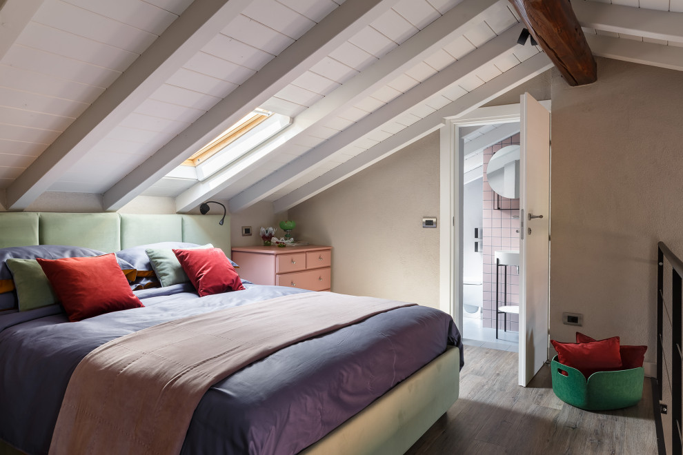 На фото: маленькая спальня на антресоли в средиземноморском стиле с бежевыми стенами и паркетным полом среднего тона для на участке и в саду с