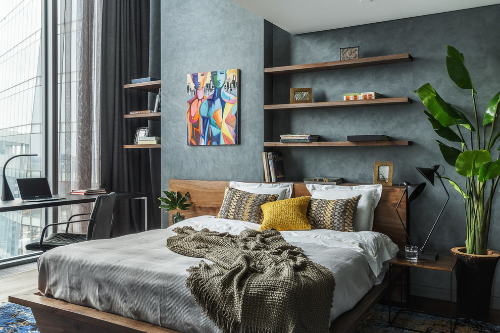 Mittelgroßes Modernes Hauptschlafzimmer mit grauer Wandfarbe und braunem Holzboden in Moskau