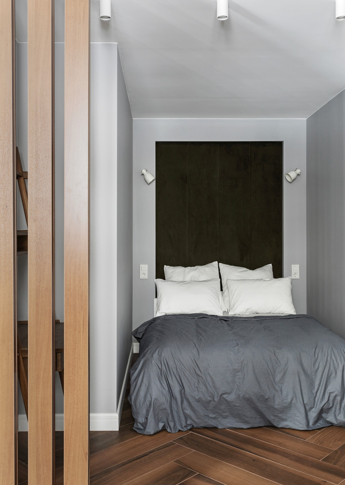 На фото: хозяйская спальня среднего размера в современном стиле с серыми стенами, полом из керамогранита и коричневым полом с