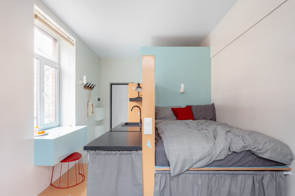 Kleines Modernes Schlafzimmer mit weißer Wandfarbe in Moskau