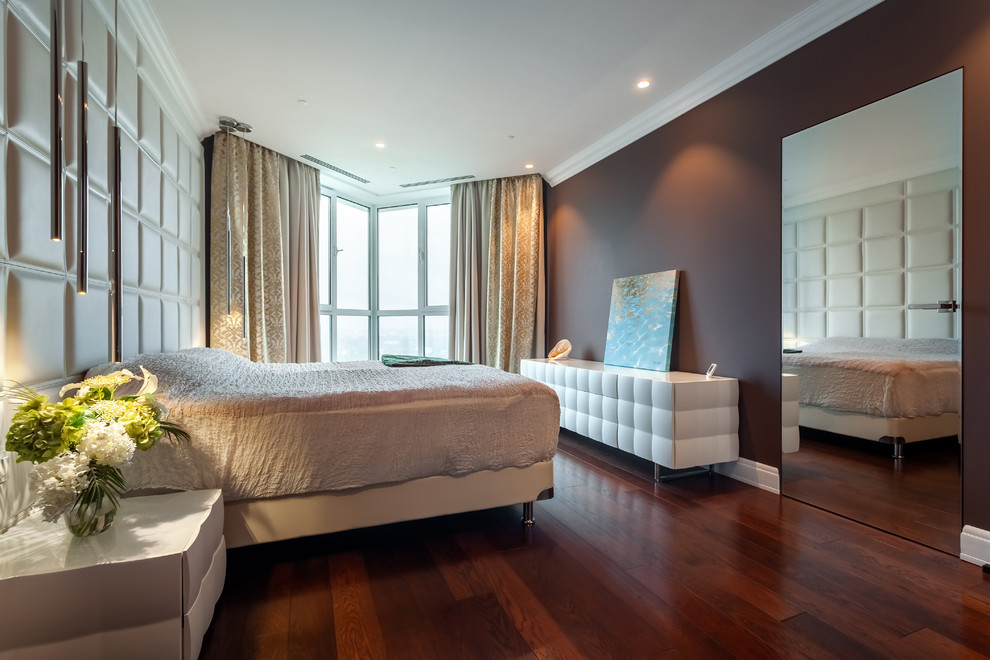 Стильный дизайн: большая хозяйская спальня в стиле неоклассика (современная классика) с коричневыми стенами, темным паркетным полом и коричневым полом - последний тренд