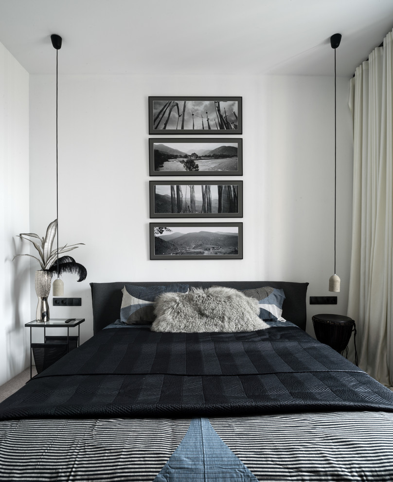 На фото: маленькая хозяйская спальня в морском стиле с черными стенами, ковровым покрытием и белым полом для на участке и в саду с