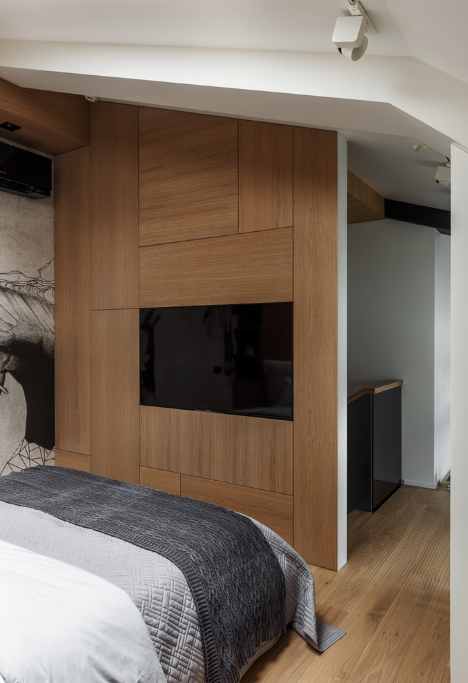 На фото: хозяйская спальня среднего размера в современном стиле с паркетным полом среднего тона с