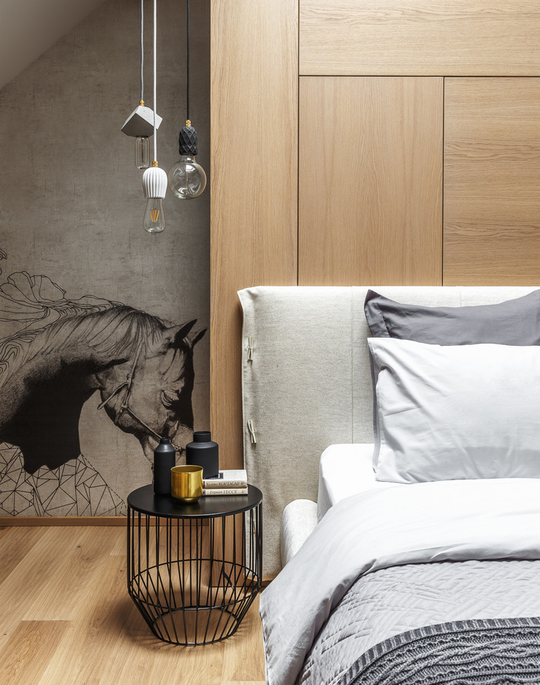 Свежая идея для дизайна: хозяйская спальня среднего размера в современном стиле с паркетным полом среднего тона, серыми стенами и коричневым полом - отличное фото интерьера