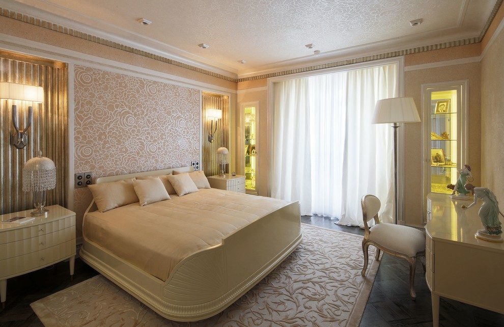 На фото: спальня в классическом стиле с бежевыми стенами, темным паркетным полом и коричневым полом с