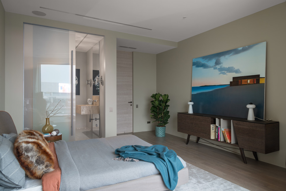 Idee per una piccola camera matrimoniale minimal con pareti beige, pavimento in legno massello medio e pavimento beige