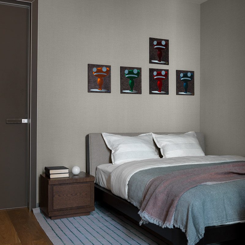 Ejemplo de dormitorio contemporáneo con paredes grises, suelo de madera oscura y suelo marrón