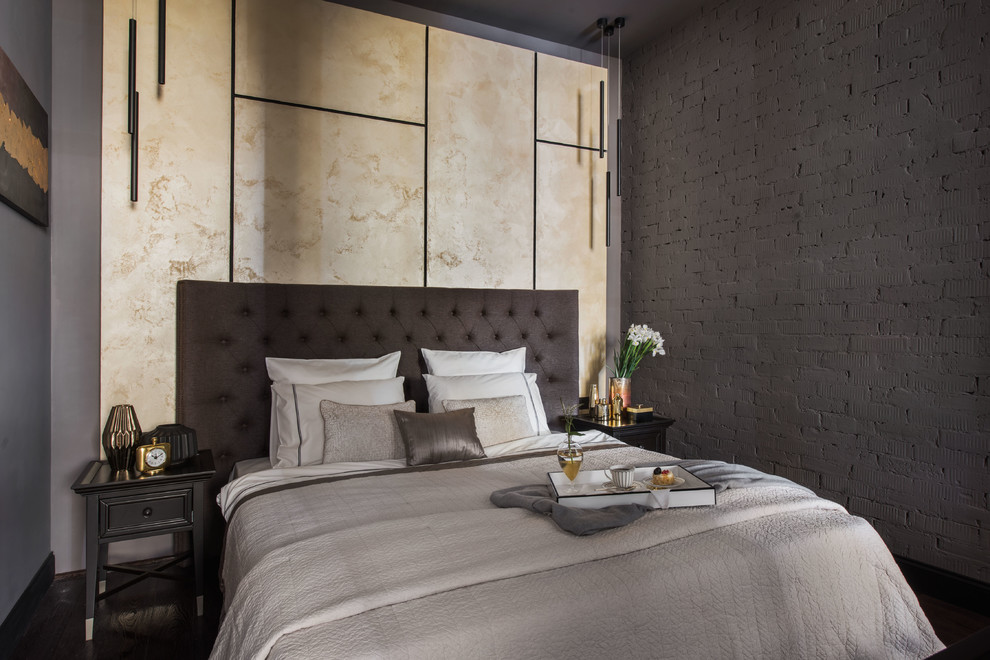 Immagine di una camera matrimoniale minimal con parquet scuro, pareti grigie e pavimento marrone