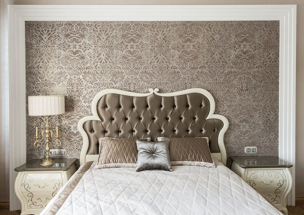 Стильный дизайн: спальня в классическом стиле с коричневыми стенами - последний тренд