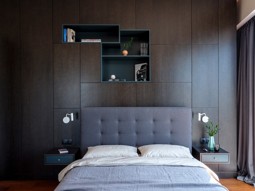 Ispirazione per una camera degli ospiti contemporanea di medie dimensioni con pavimento in legno massello medio e pavimento marrone