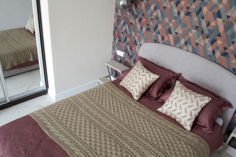 Свежая идея для дизайна: маленькая хозяйская спальня в скандинавском стиле с бежевыми стенами, полом из керамогранита и белым полом для на участке и в саду - отличное фото интерьера