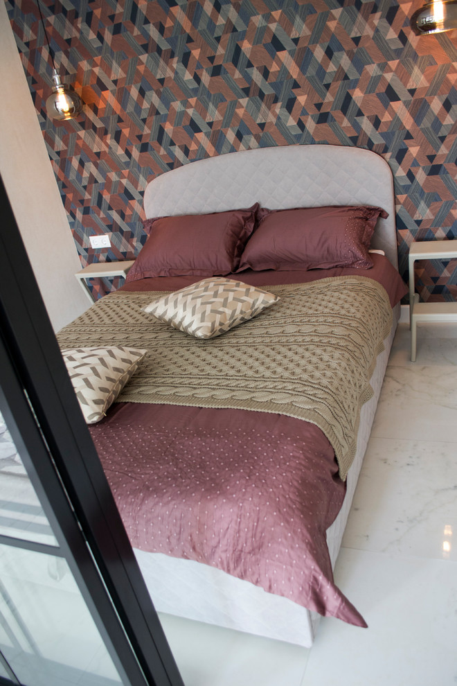 Ejemplo de dormitorio principal escandinavo pequeño con paredes multicolor, suelo de baldosas de porcelana y suelo blanco