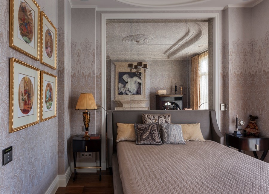 Ejemplo de dormitorio principal clásico renovado con paredes grises