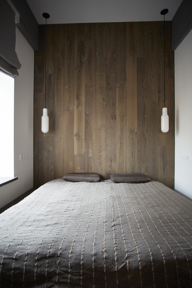 Industrial Hauptschlafzimmer mit weißer Wandfarbe, dunklem Holzboden und grauem Boden in Moskau