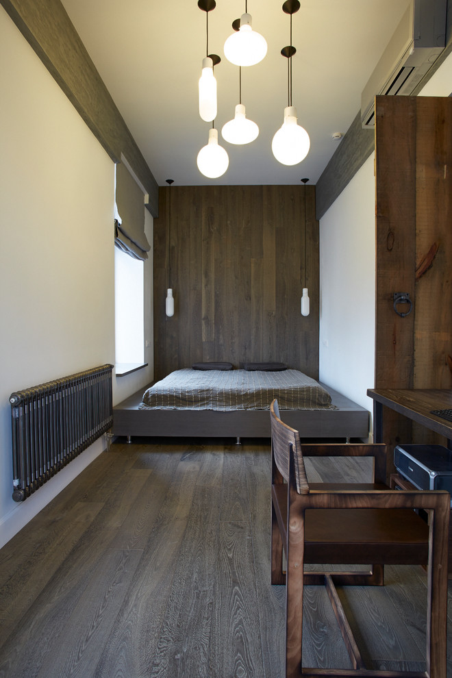 Foto de dormitorio principal urbano con paredes blancas, suelo de madera oscura y suelo gris