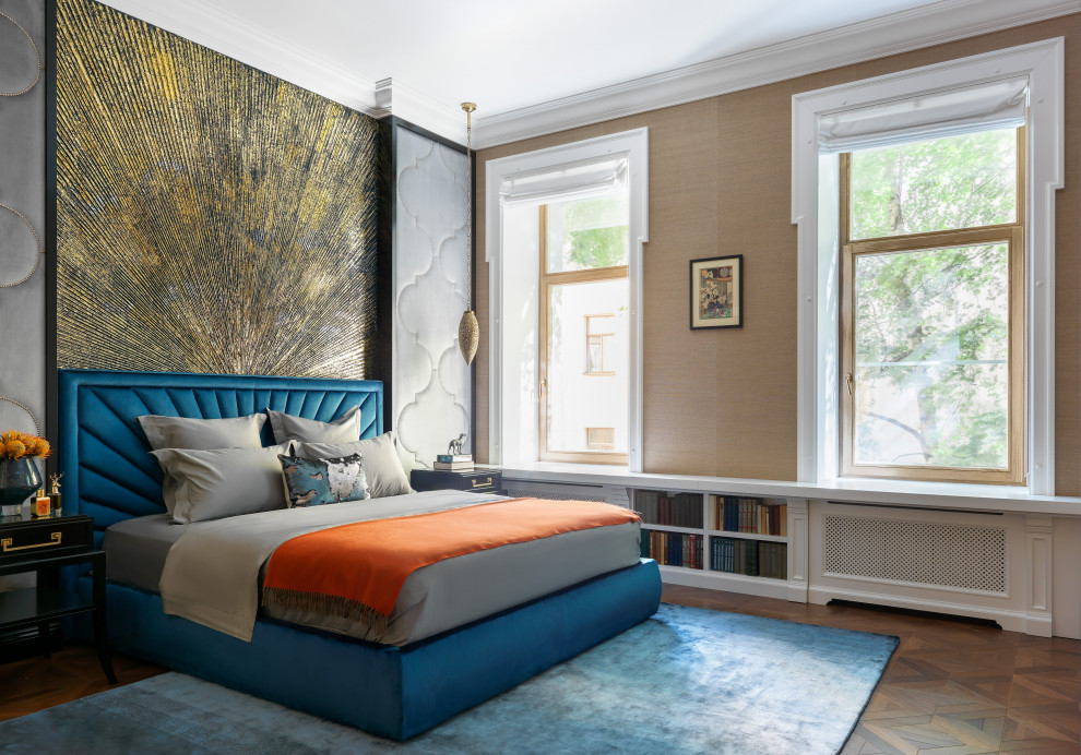 Идея дизайна: спальня в стиле неоклассика (современная классика) с бежевыми стенами и коричневым полом