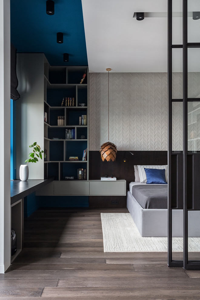 Идея дизайна: хозяйская спальня среднего размера в современном стиле с темным паркетным полом, серыми стенами и коричневым полом