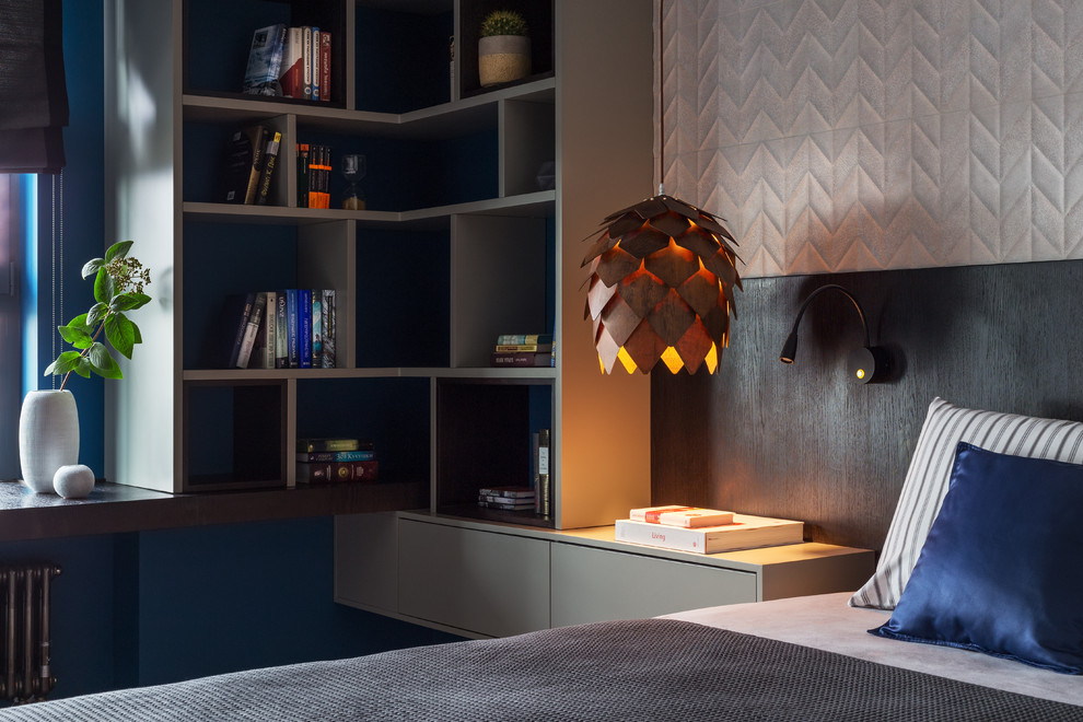 Идея дизайна: хозяйская спальня среднего размера в современном стиле с синими стенами и темным паркетным полом