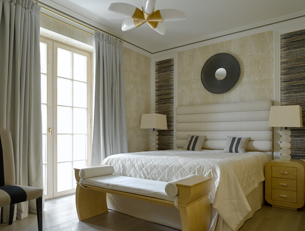 Идея дизайна: хозяйская спальня: освещение в стиле неоклассика (современная классика) с бежевыми стенами, светлым паркетным полом и бежевым полом