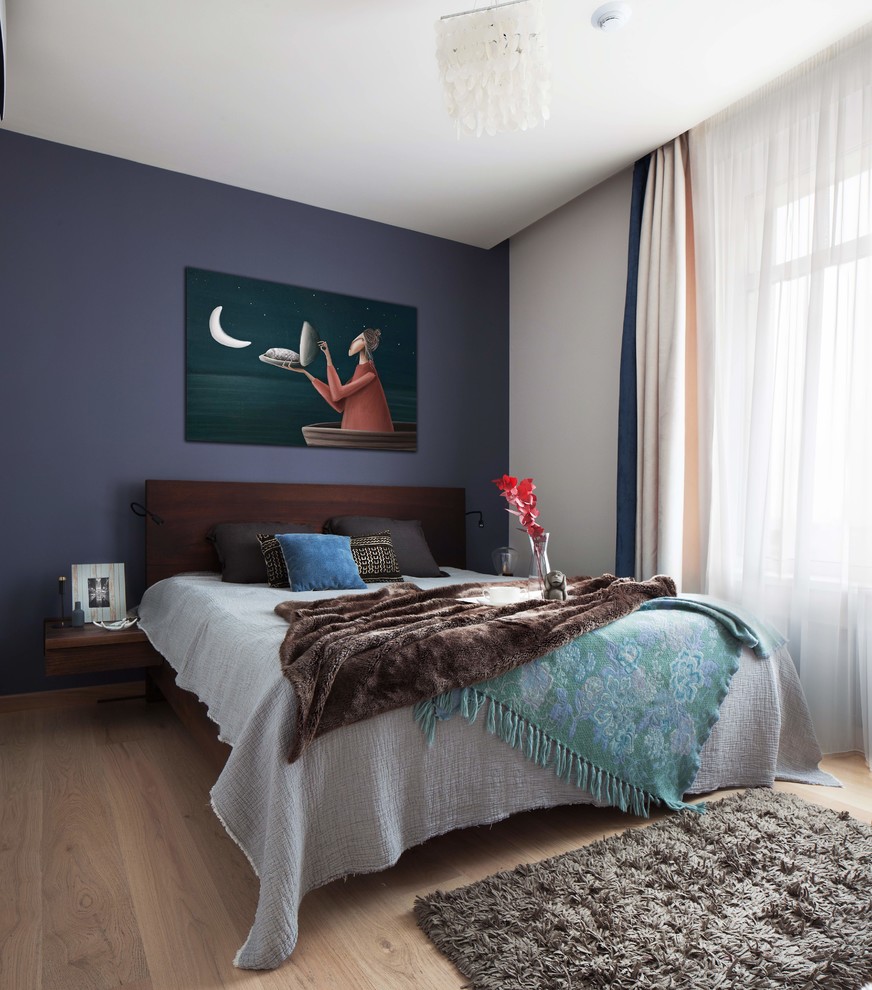 Источник вдохновения для домашнего уюта: спальня в современном стиле с синими стенами, светлым паркетным полом, бежевым полом и синими шторами без камина